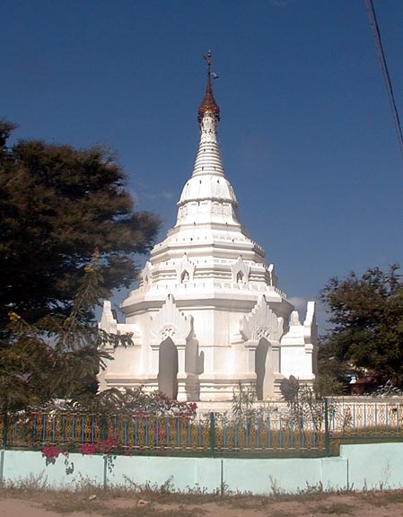 The entrance to the Schewzigon Pagoda, Bagan