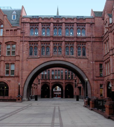Fa&ccedil;ade over entrance