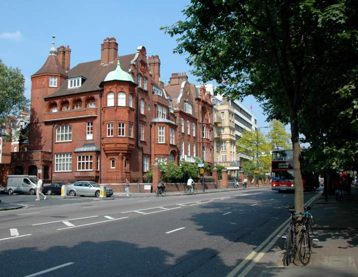 Building at the corner of Bayswater and Palace Court<