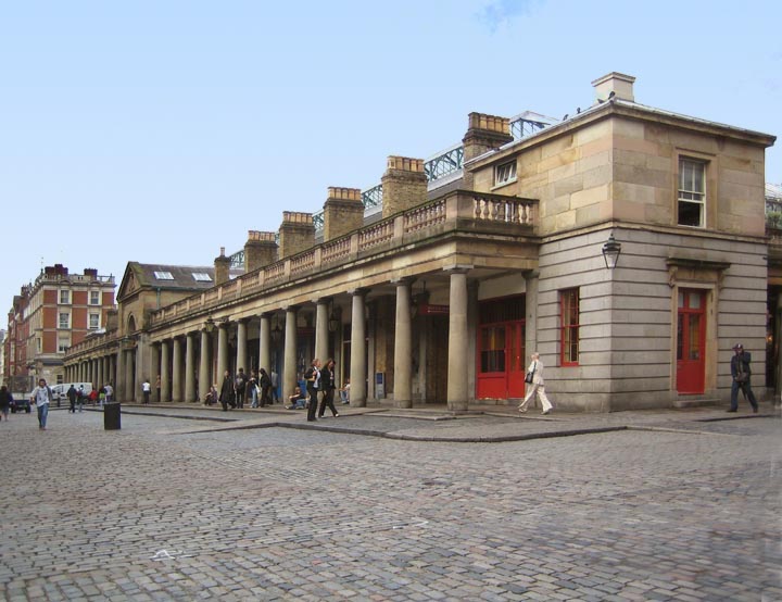 Techo de vidrio y hierro más de patio central, Covent Garden, Londres