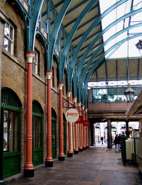 Techo de vidrio y hierro más de patio central, Covent Garden, Londres