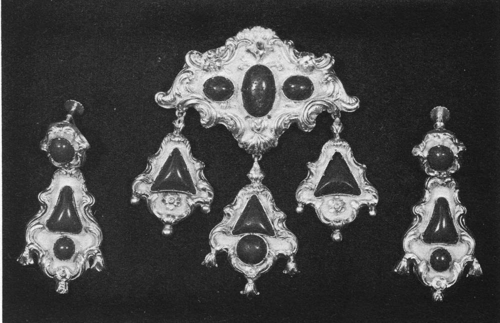 Demi-parure consisting of brooch and earrings