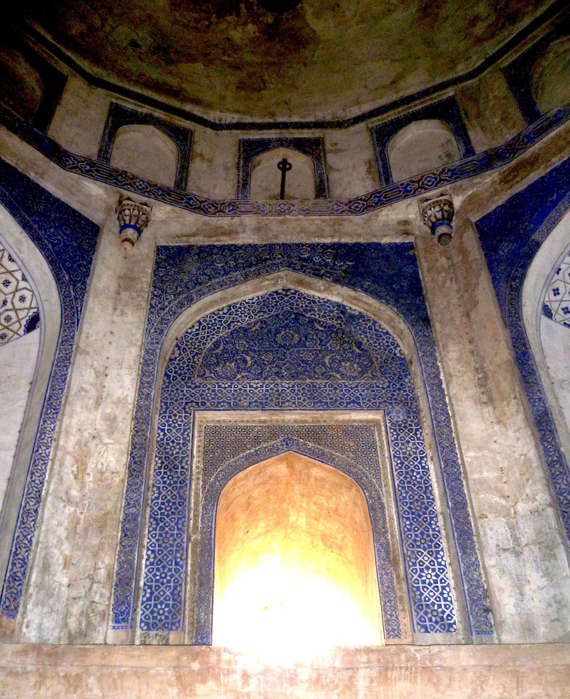 Upper window niche