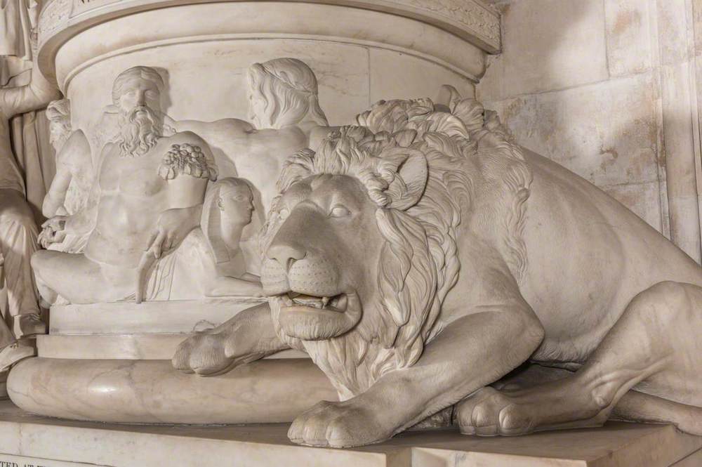 Closer view of the British lion on the pedestal