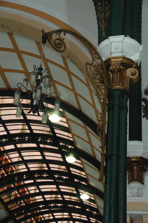 Columna, capital, y lámpara