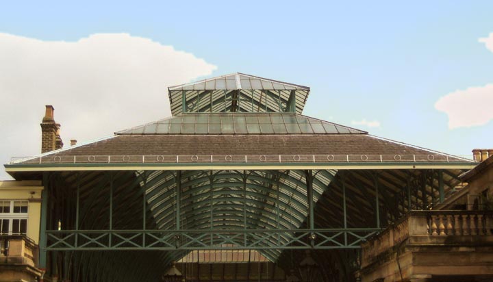 Techo de vidrio y hierro más de patio central, Covent Garden, Londres