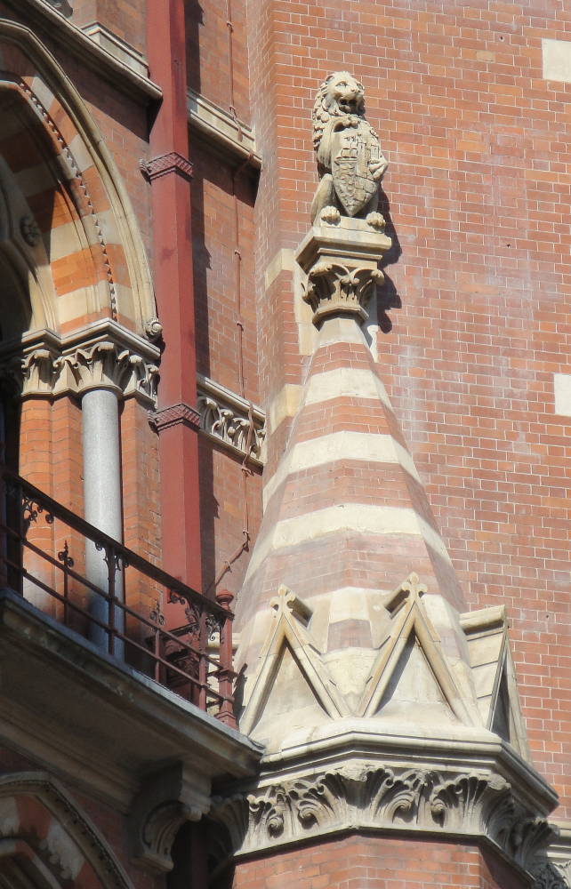 Columna, capital, y lámpara