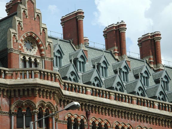 Estación de tren de St. Pancras y el Midland Grand Hotel Londres