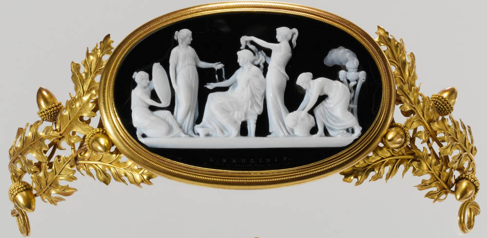Tiara in gold with onyx cameo