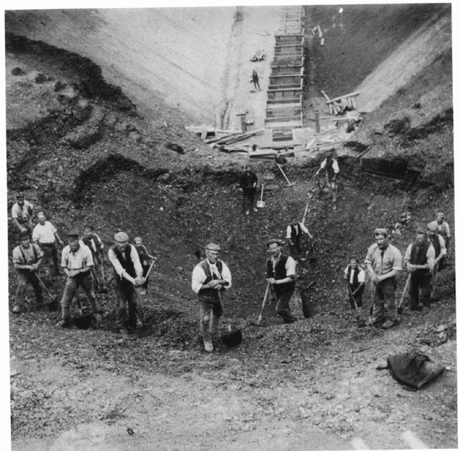 Navvies remade old landscapes. Hole on the Great Central Railway, 1890s